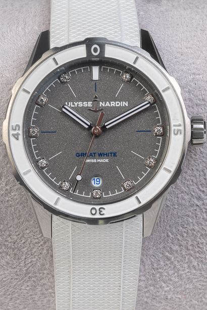 null ULYSSE NARDIN.

Montre bracelet à boîtier en acier, le cadran pailleté argenté...