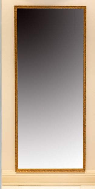 null Ensemble de trois miroirs rectangulaires en bois doré dont une paire.

L'un...