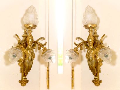 null Paire d'appliques en bronze doré et tulipes de verre dépoli à décor de termes...