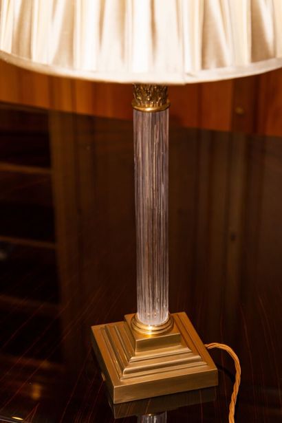  VAUGHAN. 
Lampe à poser, modèle "Reeded Column" en verre cannelé et laiton doré...