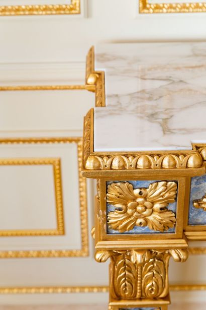  ARMANDO RHO, Italy. 
Paire d'importantes consoles en bois sculpté et doré, le fond...