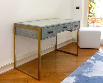 null FORWOOD DESIGN.

Bureau plat en bronze patiné, gainage effet galuchat gris et...