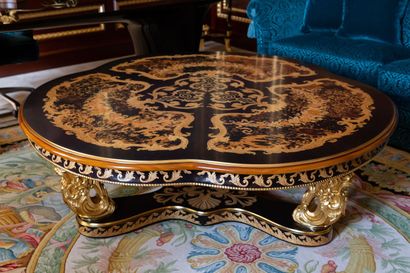  ARMANDO RHO, Italy. 
Importante table basse mouvementée en bois doré, bois noirci...