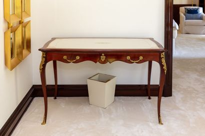 null Bureau plat en bois de placage, bronze doré et cuir blanc. 

Style Louis XV.

H_76...