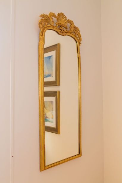 null Paire de miroirs étroits en bois sculpté et doré à décor de coquille sommitale.

Dans...