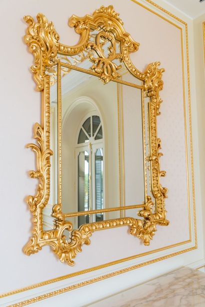null Paire de grands miroirs à parecloses en bois doré à décor rocaille et frise...