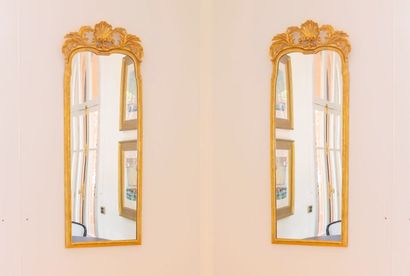 Paire de miroirs étroits en bois sculpté...