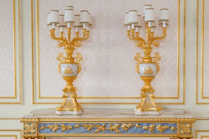  BALDI, Firenze. 
Paire d'importants candélabres à huit lumières en bronze ciselé...