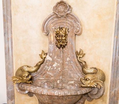  Ornements en bronze d'une fontaine comprenant une paire de dauphins et un mascaron...