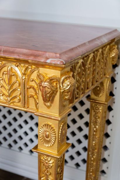 null Importante console en bois sculpté et doré à riche décor d'arcatures à palmettes...