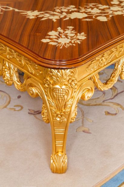null ARMANDO RHO, Italy.

Grande table basse en bois sculpté et doré à plateau en...