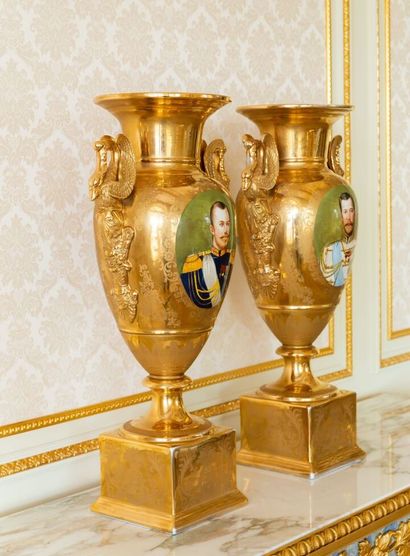  RUSSIE, Saint-Pétersbourg. 
Paire de vases balustres en porcelaine émaillée et couverte...