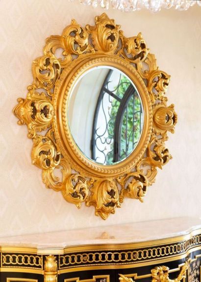  ARMANDO RHO, attribué à. 
Important miroir circulaire en bois doré ajouré à riche...