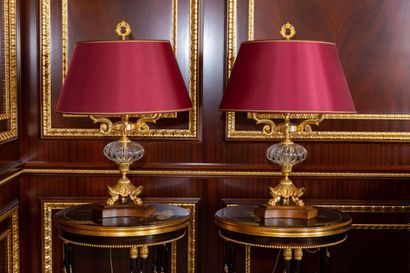  LAUDARTE, Italy. 
Paire de lampes de forme bouillotte en bronze doré à décor de...