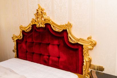 null ARMANDO RHO, Italy.

Tête de lit baroque en bois sculpté et doré et garniture...