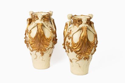 null ROYAL DUX BOHEMIA, dans le goût de.

Paire de vases en céramique à décor de...