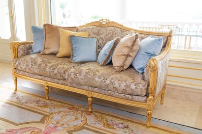  ARMANDO RHO, Italy. 
Grand canapé en bois sculpté et doré à garniture de soie brodée...