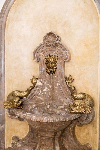 null Ornements en bronze d'une fontaine comprenant une paire de dauphins et un mascaron...