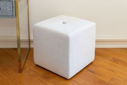 null Pouf en tissu crème, sommé d'un bouton central gainé de tissu bleu.

H_44 cm...