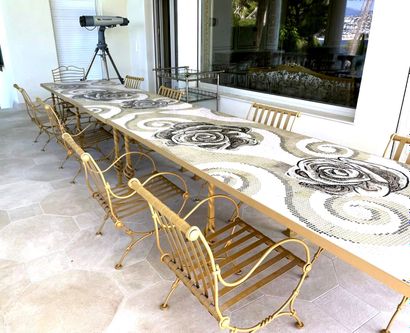  Paire d'importantes tables de jardin à plateau rectangulaire en mosaïque polychrome....