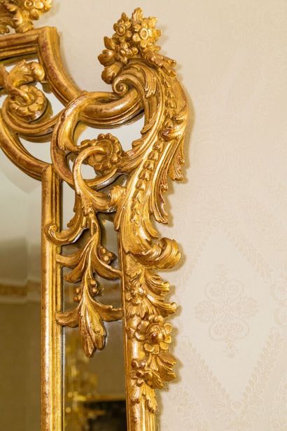 null Large miroir à parecloses en bois sculpté et doré à décor de coquilles et feuillages....