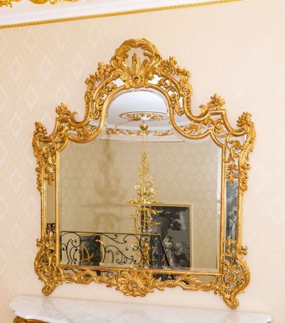 Large miroir à parecloses en bois sculpté...