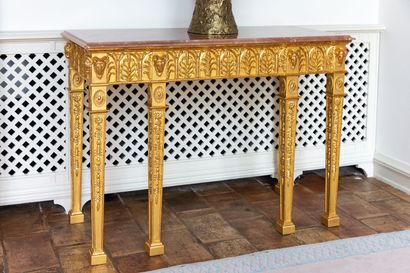  Importante console en bois sculpté et doré à riche décor d'arcatures à palmettes...