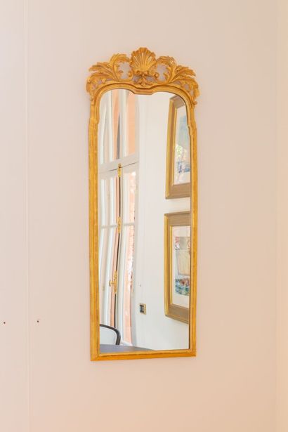 null Paire de miroirs étroits en bois sculpté et doré à décor de coquille sommitale.

Dans...