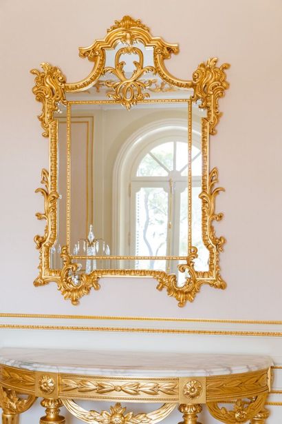 null Paire de grands miroirs à parecloses en bois doré à décor rocaille et frise...