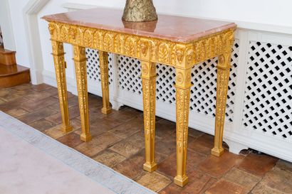  Importante console en bois sculpté et doré à riche décor d'arcatures à palmettes...
