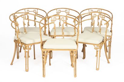  Suite de six fauteuils de jardin en fer forgé laqué couleur bronze. 
Pieds et dossiers...