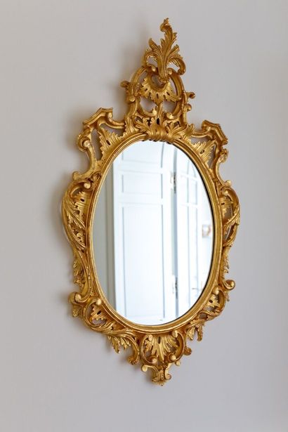 null Miroir ovale en bois doré à décor ajouré de feuilles d'acanthes. 

Dans le style...
