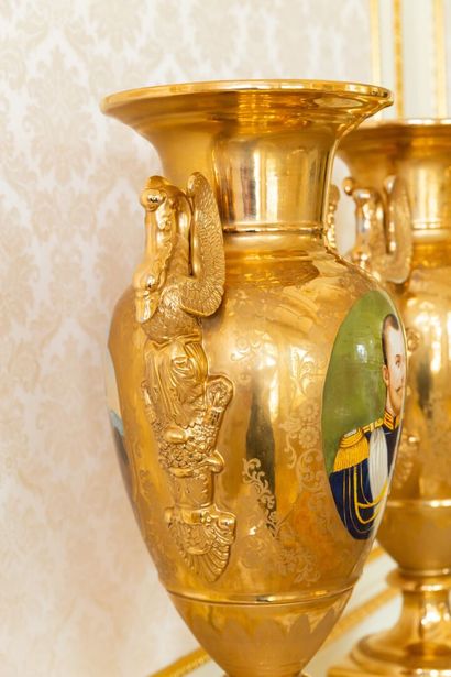  RUSSIE, Saint-Pétersbourg. 
Paire de vases balustres en porcelaine émaillée et couverte...