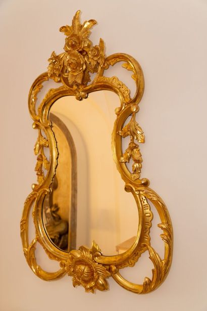 null Miroir en bois sculpté et doré à décor ajouré de fleurs.

H_128 cm L_78 cm