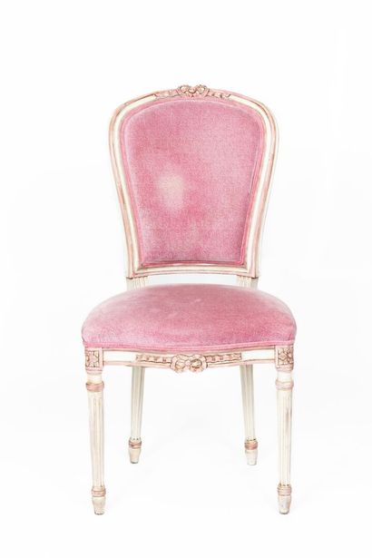 null Chaise en bois mouluré, sculpté et laqué blanc et or. 

Garniture de tissu rose....