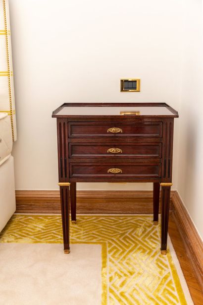 null Mahogany and mahogany veneer bedside table.

Louis XVI style.

H_70 cm W_56...