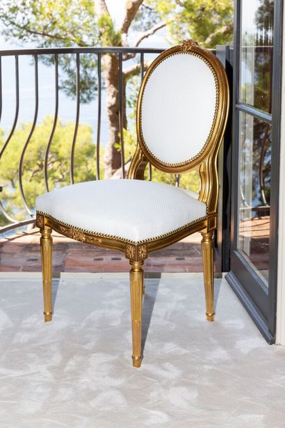 null Chaise à dossier médaillon en bois mouluré sculpté et doré.

Style Louis XV...