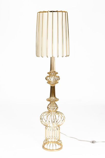 null Large floor lamp in gilded metal and gilded metal wire, with openwork decoration.

Contemporary...