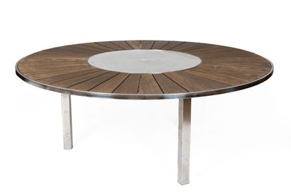 null Table circulaire d'extérieur en métal chromé et lattes de bois.

Travail contemporain.

H_72...
