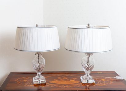 null Pair of crystal bedside lamps with altuglas base.

Modern Italian work.

H_26...