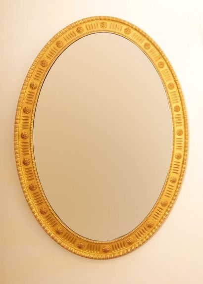 null Miroir ovale en bois doré à décor de cannelures. 

Style Louis XVI.

H_123 cm...