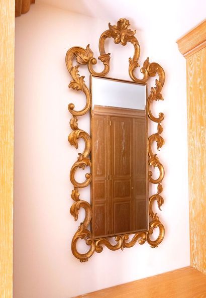 null Grand miroir rectangulaire en bois sculpté et ajouré à décor de volutes d'acanthes.

Travail...