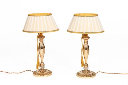 null Pair of gilt bronze lamps with palmettes decoration. 

H_40 cm (without lampshade)

H_52...