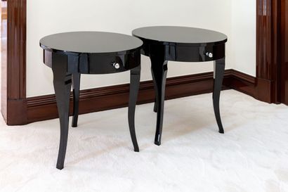 null Paire de tables de chevet à plateau circulaire en bois laqué noir.

Style Louis...