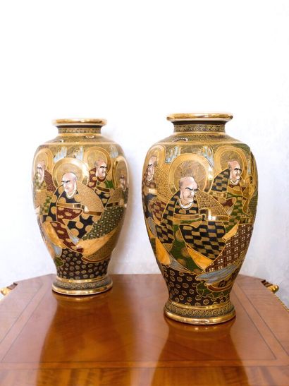 null JAPAN, Satsuma - About 1900.

Pair of stoneware vases with enamelled and gold...