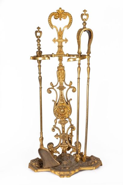 null Chased and gilt bronze mantelpiece with foliage and shells.

About 1900.

H_78...