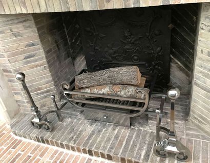 null Fireplace and its pair of andirons in bronze with silver patina.

H_43,5 cm...