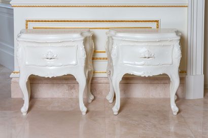 null Pair of baroque bedside tables in carved wood with white lacquer. 

Louis XV...