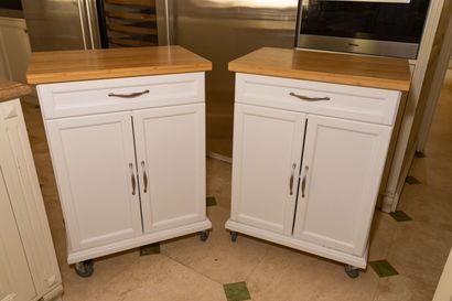 null Pair of modern white lacquered wood logs with two doors and a drawer, on casters.

H_91...