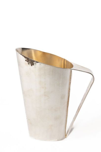 null ZARIETTO STUDIO.

Free-form silver-plated metal jug.

H_27 cm 

(slight dent...